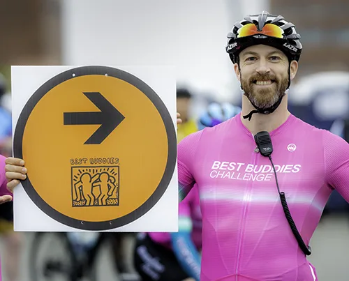 Domestique holding route sign